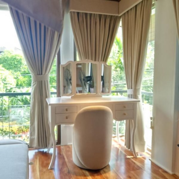 VANITY TABLE WITH MIRROR - VIEW 2